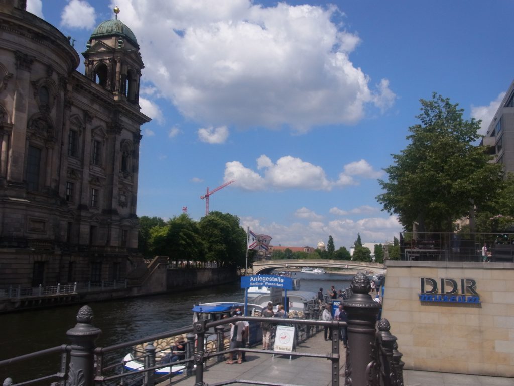 ベルリン大聖堂とシュプレー川