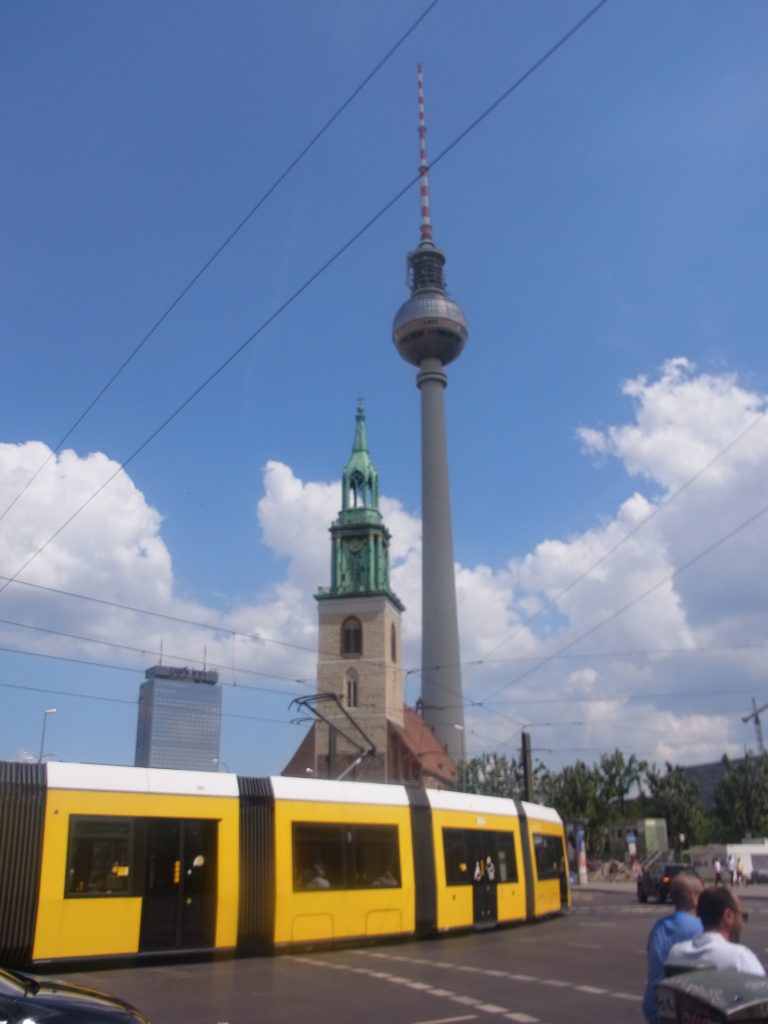 テレビ塔とベルリンのトラム